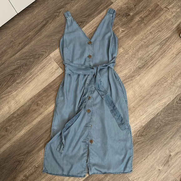 Love Tree Dresses & Skirts - Love Tree tencel denim chambray button down dress